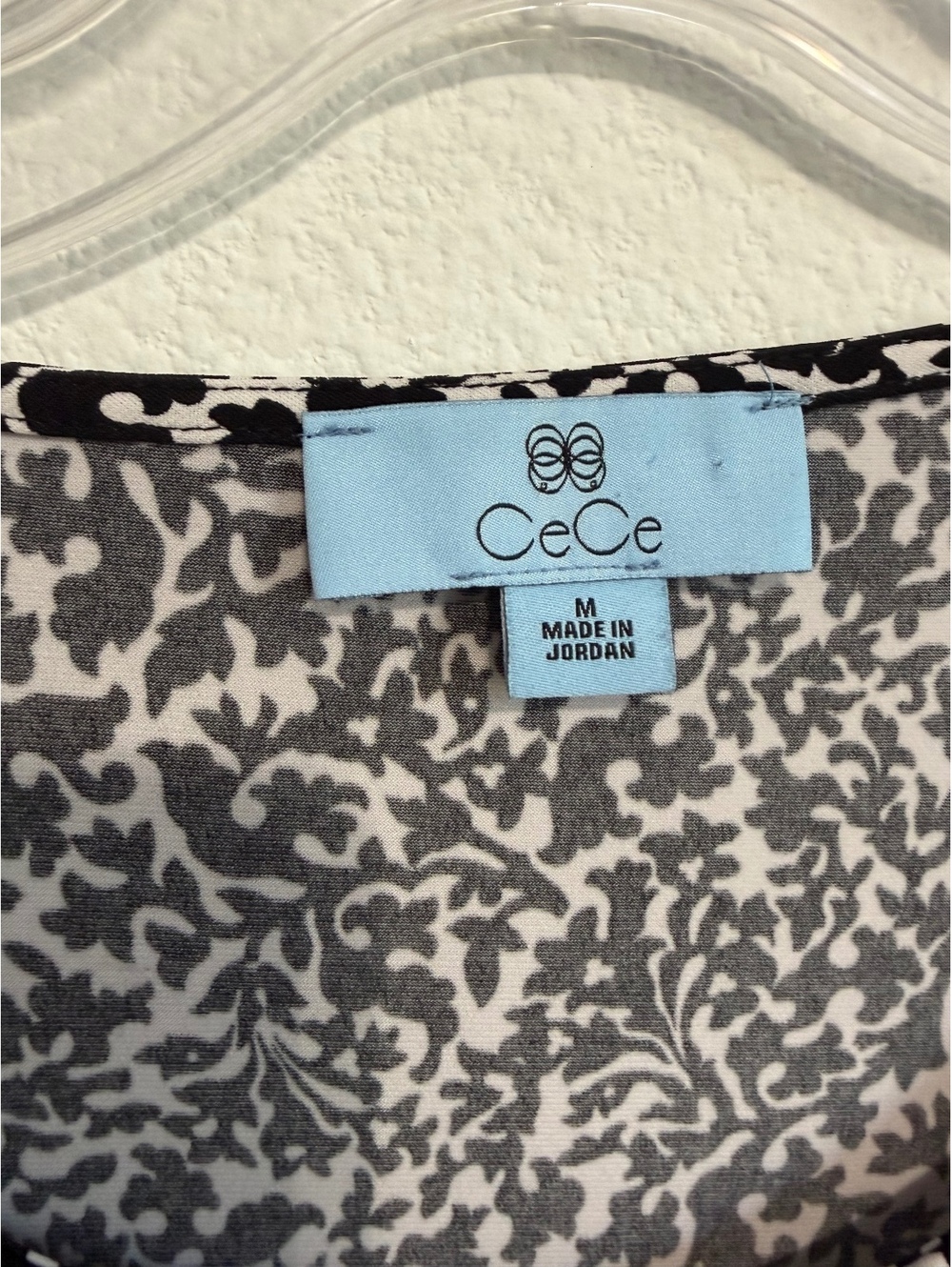 CeCe Short Sleeve Scoop Neck White/Black Floral Stretch T-Shirt Women's Size M - Picture 5 of 6